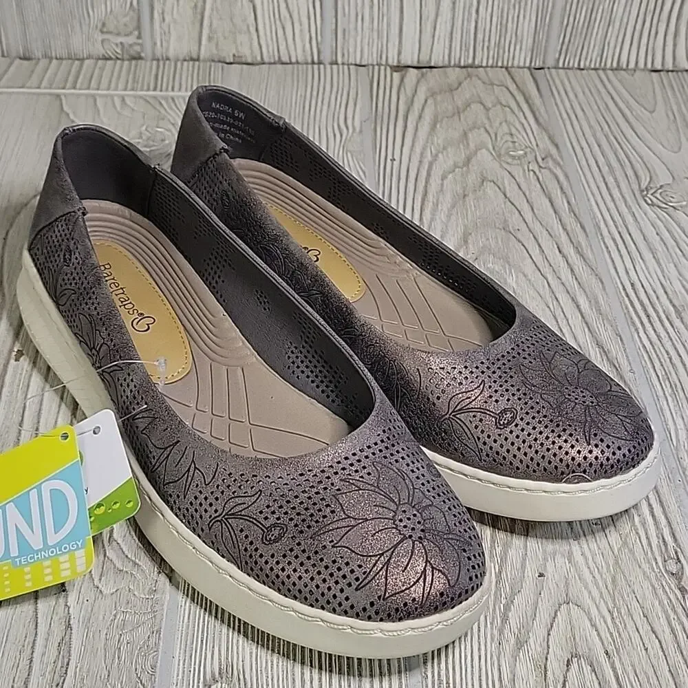 Baretraps Nadra Floral Pewter Slip On Flats Womens Size 6 Wide NEW